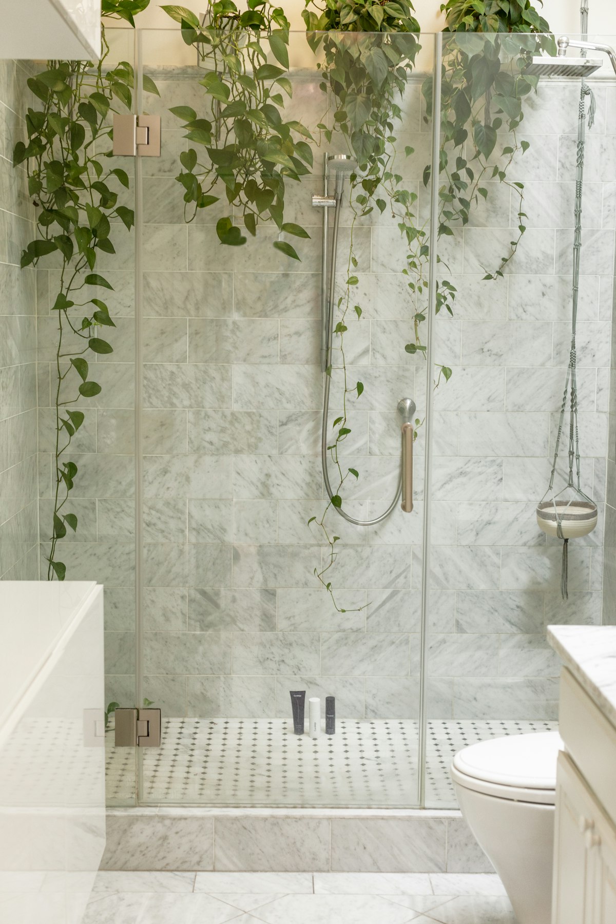Glazen douchewand in moderne badkamer