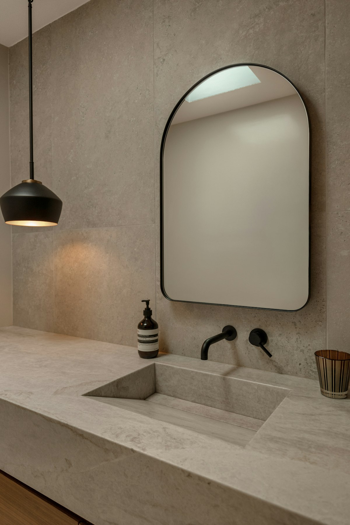 Spiegel op maat in moderne badkamer